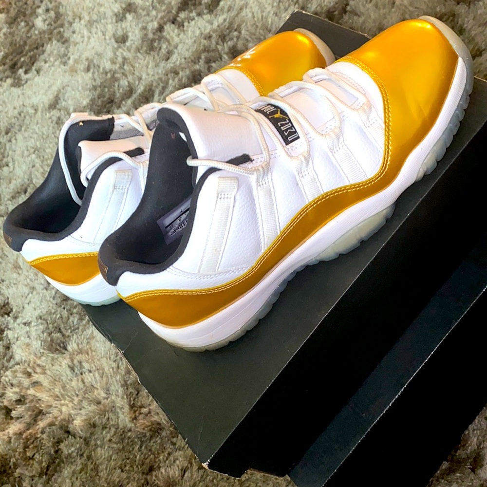 Jordan 11 Lows ( metallic gold )